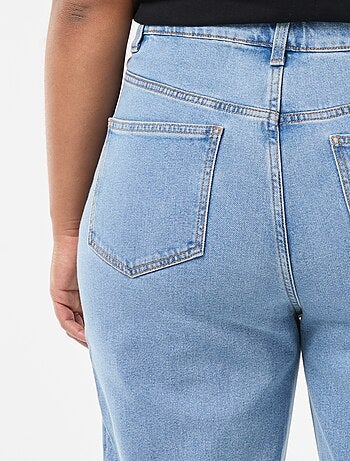 Jeans bootcut con orlo sfrangiato