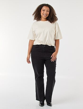 Jeans bootcut con orlo sfrangiato