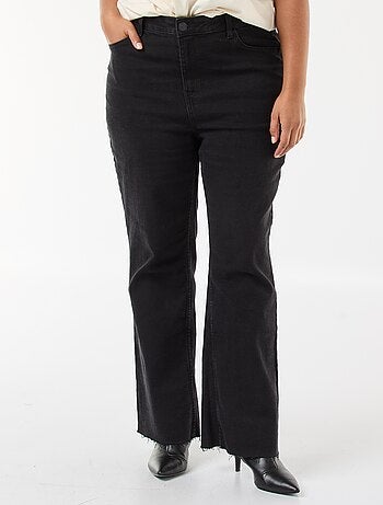 Jeans bootcut con orlo sfrangiato