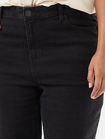 Jeans bootcut con orlo sfrangiato