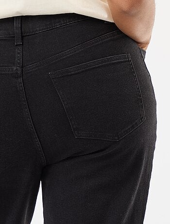 Jeans bootcut con orlo sfrangiato