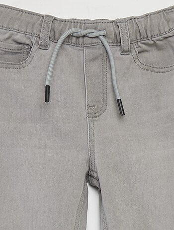 Jeans con vita elasticizzata e cordoncini