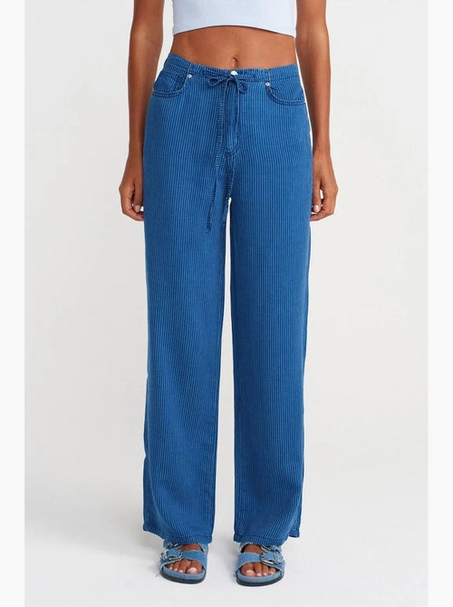 Jeans in tencel a vita media a gamba ampia a righe dilvin - Kiabi Jeans in tencel a vita media a gamba ampia a righe dilvin - Kiabi