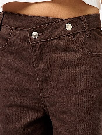 Jeans incrociati in vita -