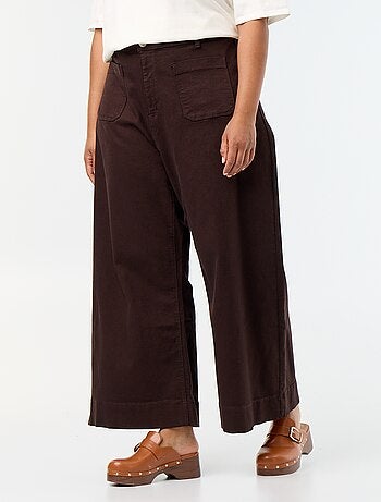 Jeans larghi con tasche applicate