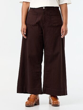 Jeans larghi con tasche applicate