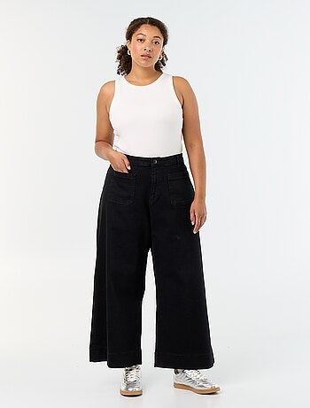Jeans larghi con tasche applicate