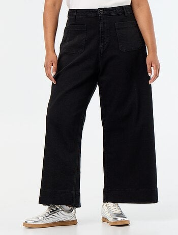 Jeans larghi con tasche applicate