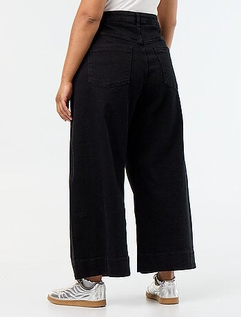 Jeans larghi con tasche applicate