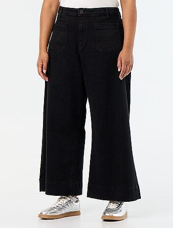 Jeans larghi con tasche applicate