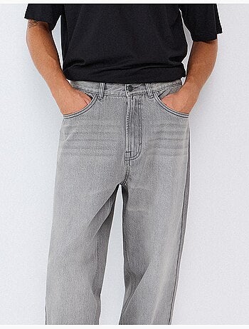 Jeans larghi, mo fashion