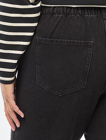 Jeans mom con elastico in vita