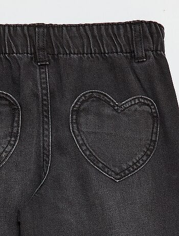 Jeans mom con tasche a forma di cuore