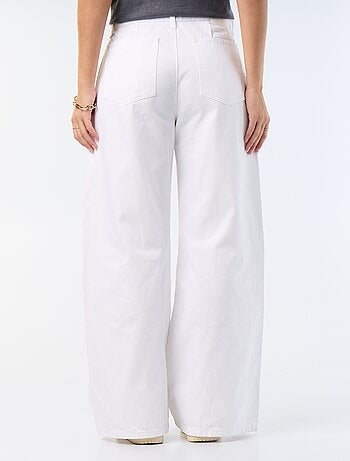 Jeans palazzo a gamba larga e vita alta