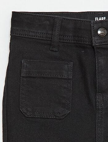 Jeans taglio flare/bootcut con tasche applicate