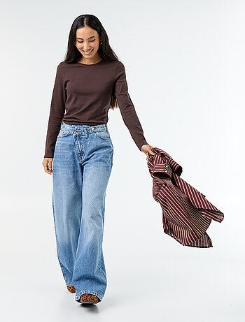 Jeans wide con abbottonatura asimmetrica