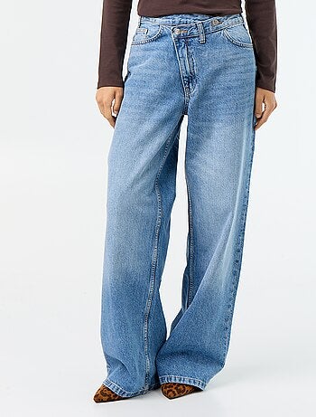 Jeans wide con abbottonatura asimmetrica