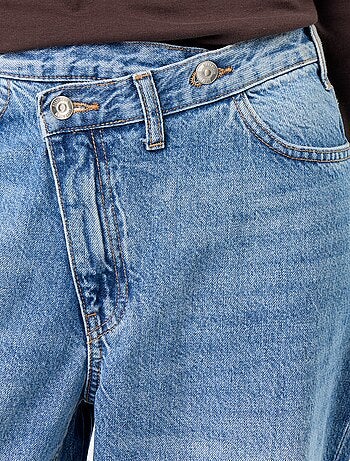 Jeans wide con abbottonatura asimmetrica