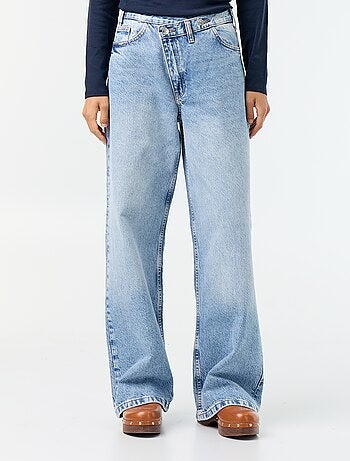 Jeans wide con abbottonatura asimmetrica