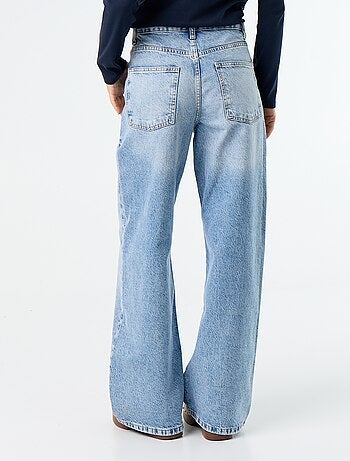 Jeans wide con abbottonatura asimmetrica