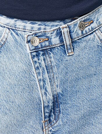 Jeans wide con abbottonatura asimmetrica