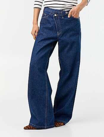 Jeans wide con abbottonatura asimmetrica