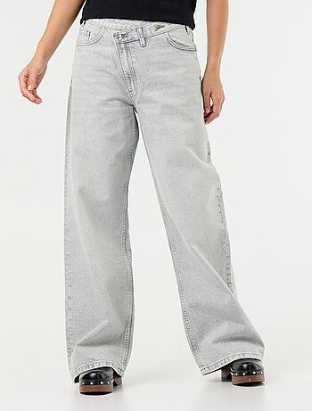 Jeans wide con abbottonatura asimmetrica