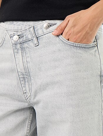Jeans wide con abbottonatura asimmetrica