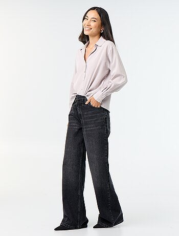 Jeans wide con abbottonatura asimmetrica