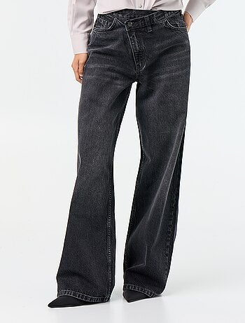 Jeans wide con abbottonatura asimmetrica