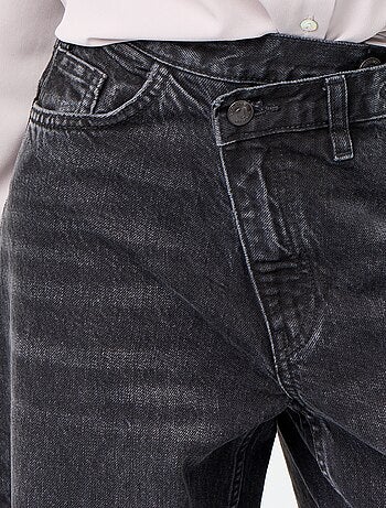Jeans wide con abbottonatura asimmetrica