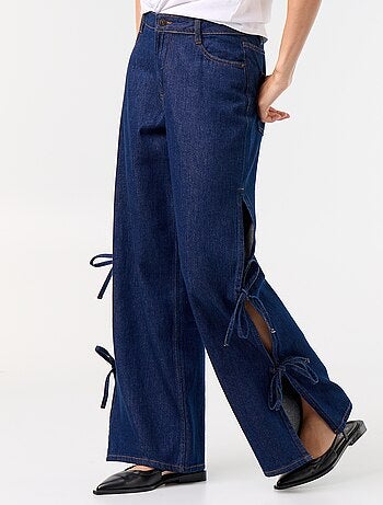 Jeans wide leg a gamba larga con nodi fantasia al fondo