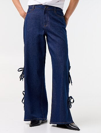 Jeans wide leg a gamba larga con nodi fantasia al fondo