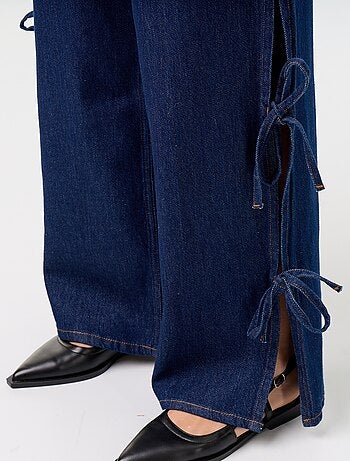 Jeans wide leg a gamba larga con nodi fantasia al fondo