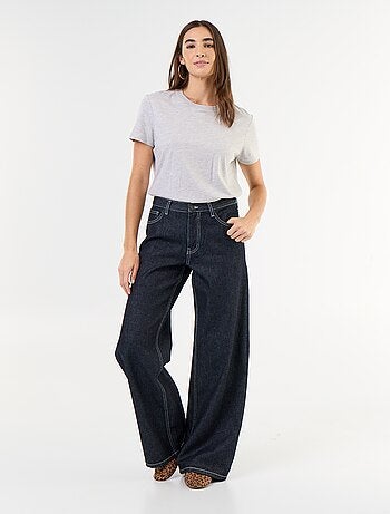 Jeans wide leg con stelle ricamate sulle tasche posteriori