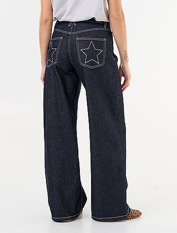 Jeans wide leg con stelle ricamate sulle tasche posteriori