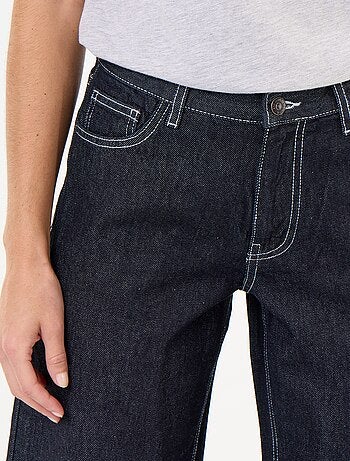 Jeans wide leg con stelle ricamate sulle tasche posteriori