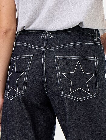 Jeans wide leg con stelle ricamate sulle tasche posteriori