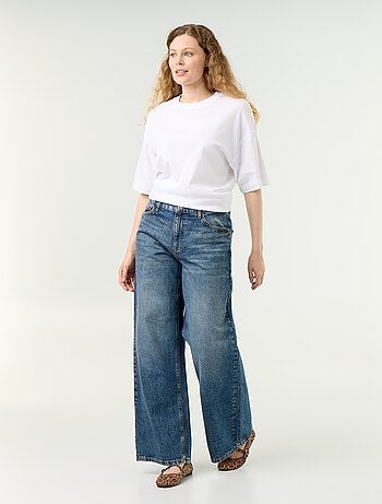 Jeans wide leg con stelle ricamate sulle tasche posteriori