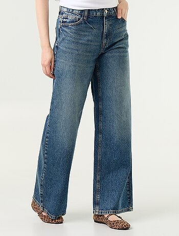 Jeans wide leg con stelle ricamate sulle tasche posteriori