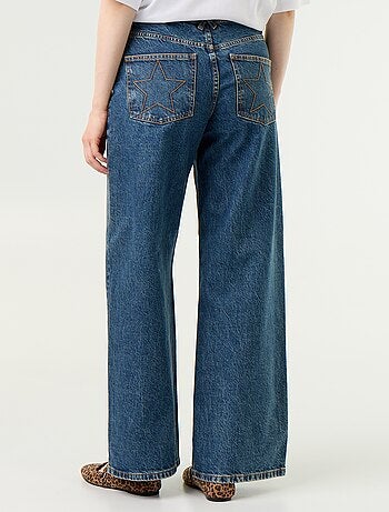 Jeans wide leg con stelle ricamate sulle tasche posteriori