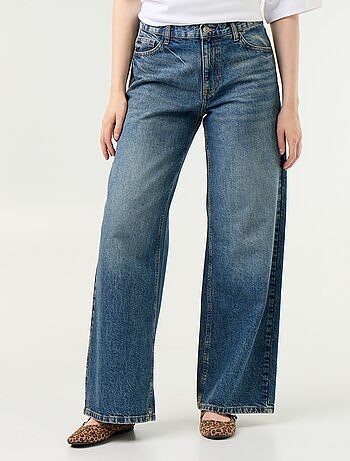 Jeans wide leg con stelle ricamate sulle tasche posteriori