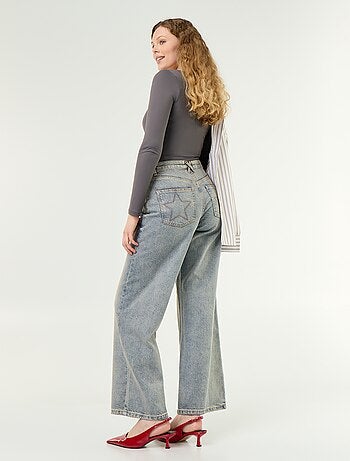 Jeans wide leg con stelle ricamate sulle tasche posteriori