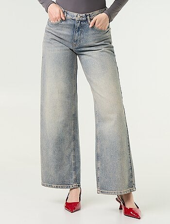 Jeans wide leg con stelle ricamate sulle tasche posteriori