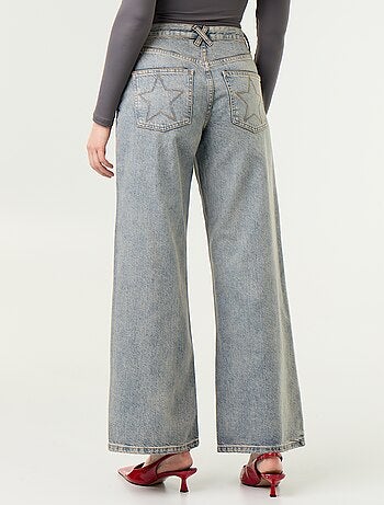 Jeans wide leg con stelle ricamate sulle tasche posteriori