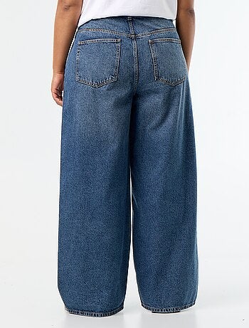 Jeans wide leg con tagli fantasia e borchie