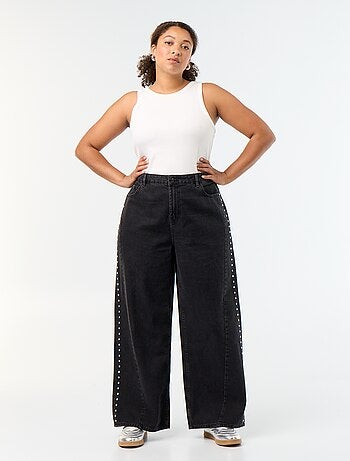 Jeans wide leg con tagli fantasia e borchie
