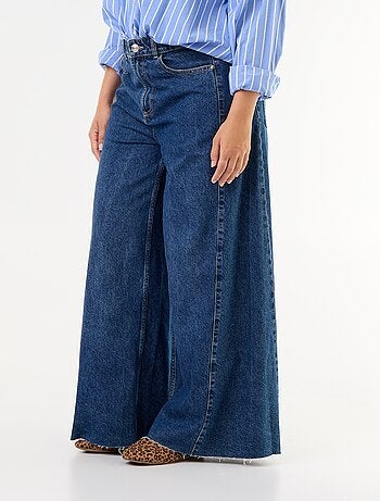 Jeans wide leg e con bordo a taglio vivo