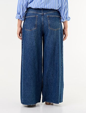 Jeans wide leg e con bordo a taglio vivo