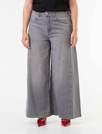 Jeans wide leg e con bordo a taglio vivo